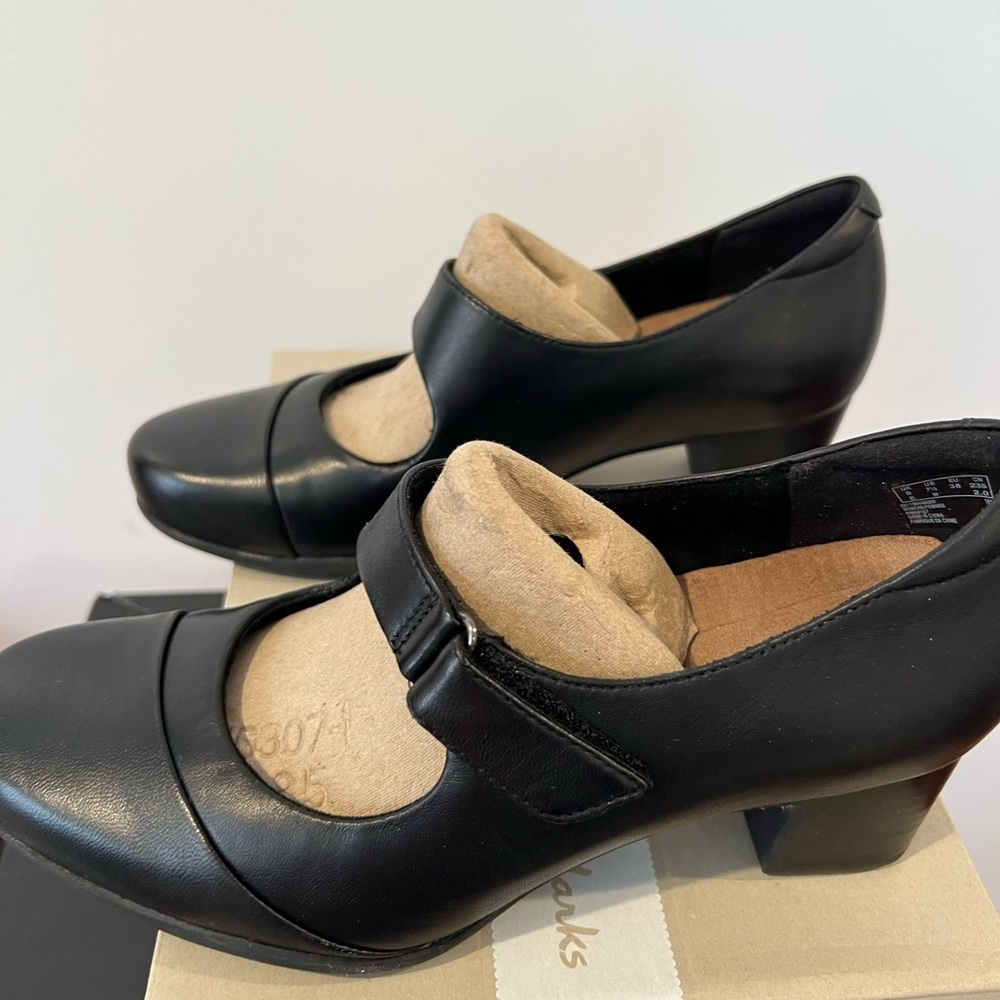 Clarks Rosalyn Wren Black Leather. Clean lines, Velcro straps, Mary Jane pumps